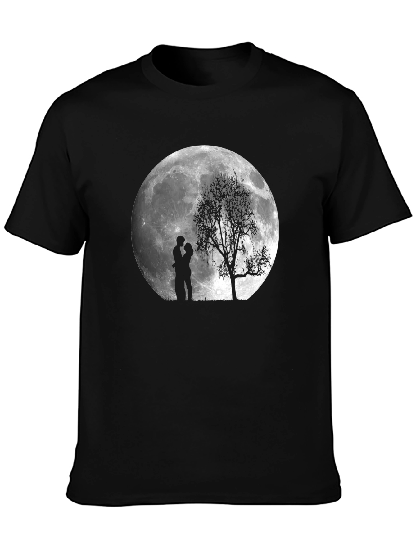 Camiseta Negra Romántica: Luna Pareja y Árbol