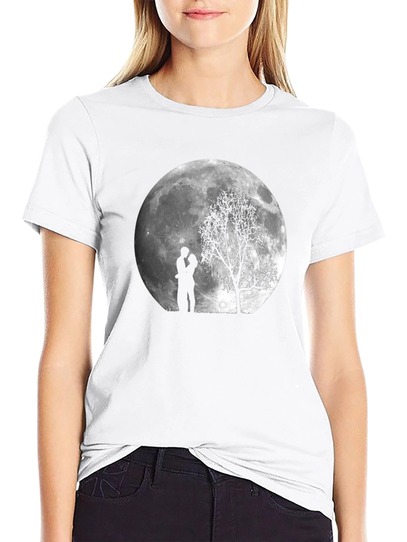 Camiseta Negra Romántica: Luna Pareja y Árbol