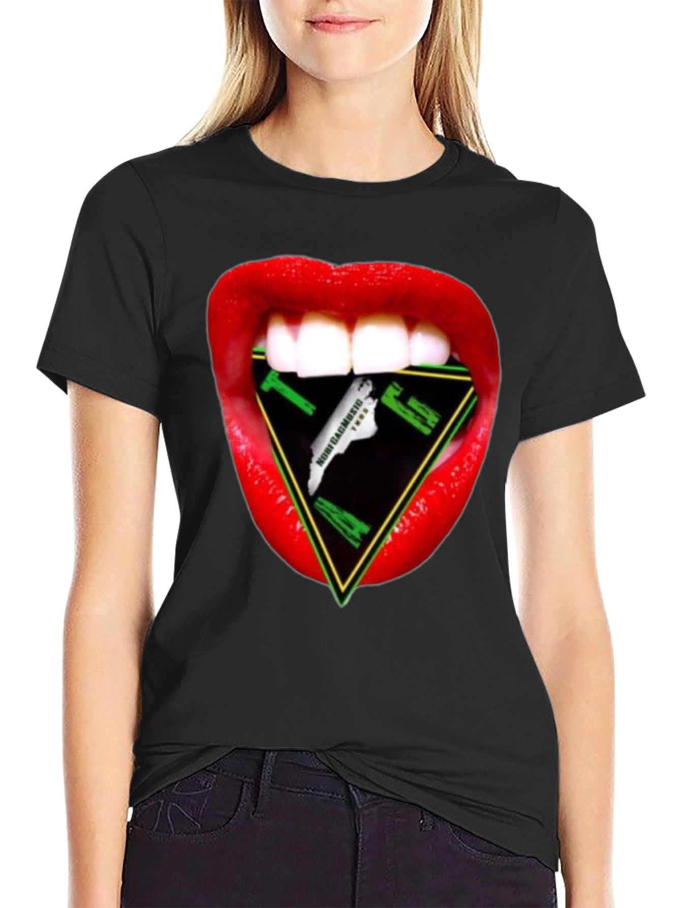Camiseta Negra con Diseño de Boca y Triángulo Musical