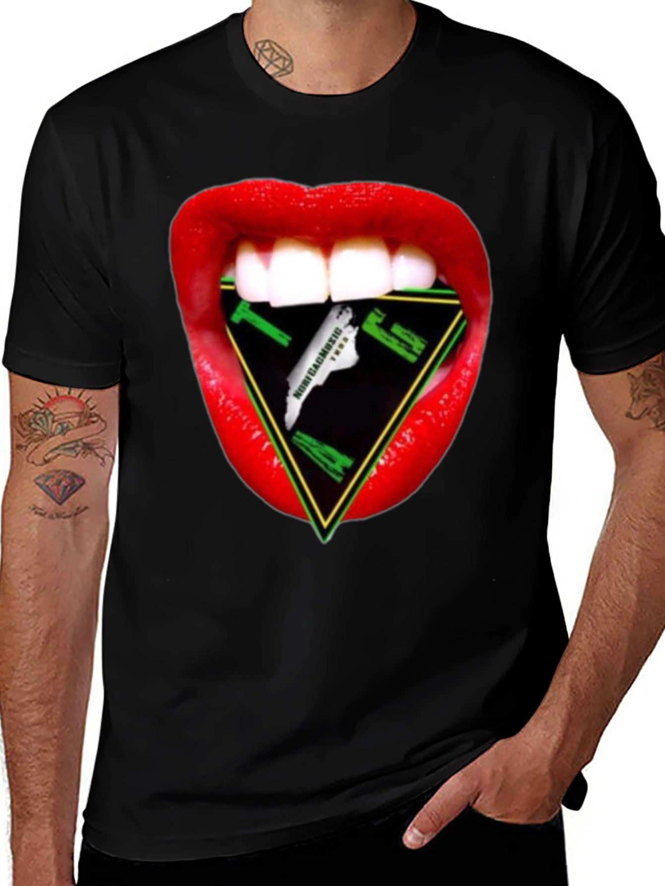 Camiseta Negra con Diseño de Boca y Triángulo Musical