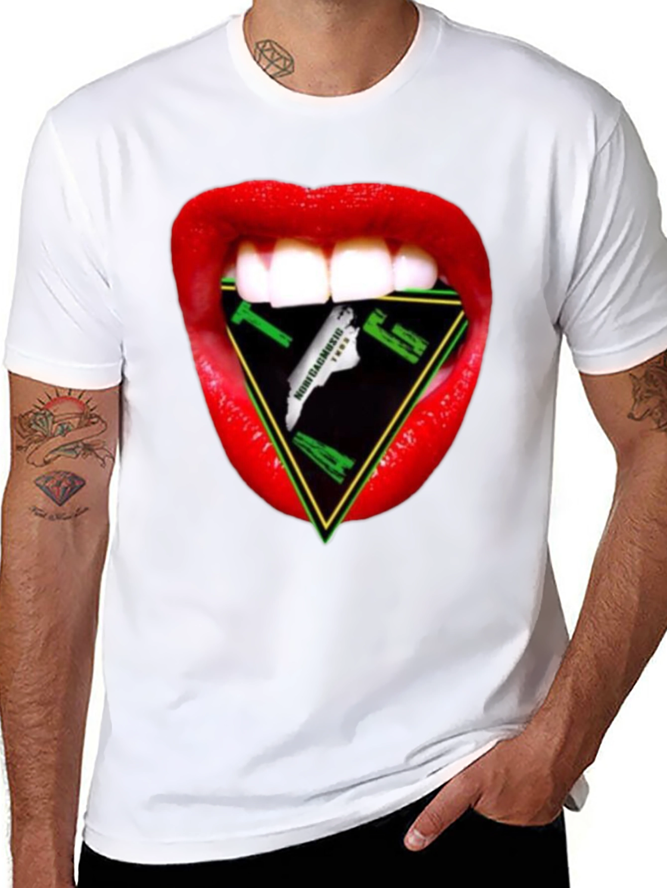 Camiseta Negra con Diseño de Boca y Triángulo Musical