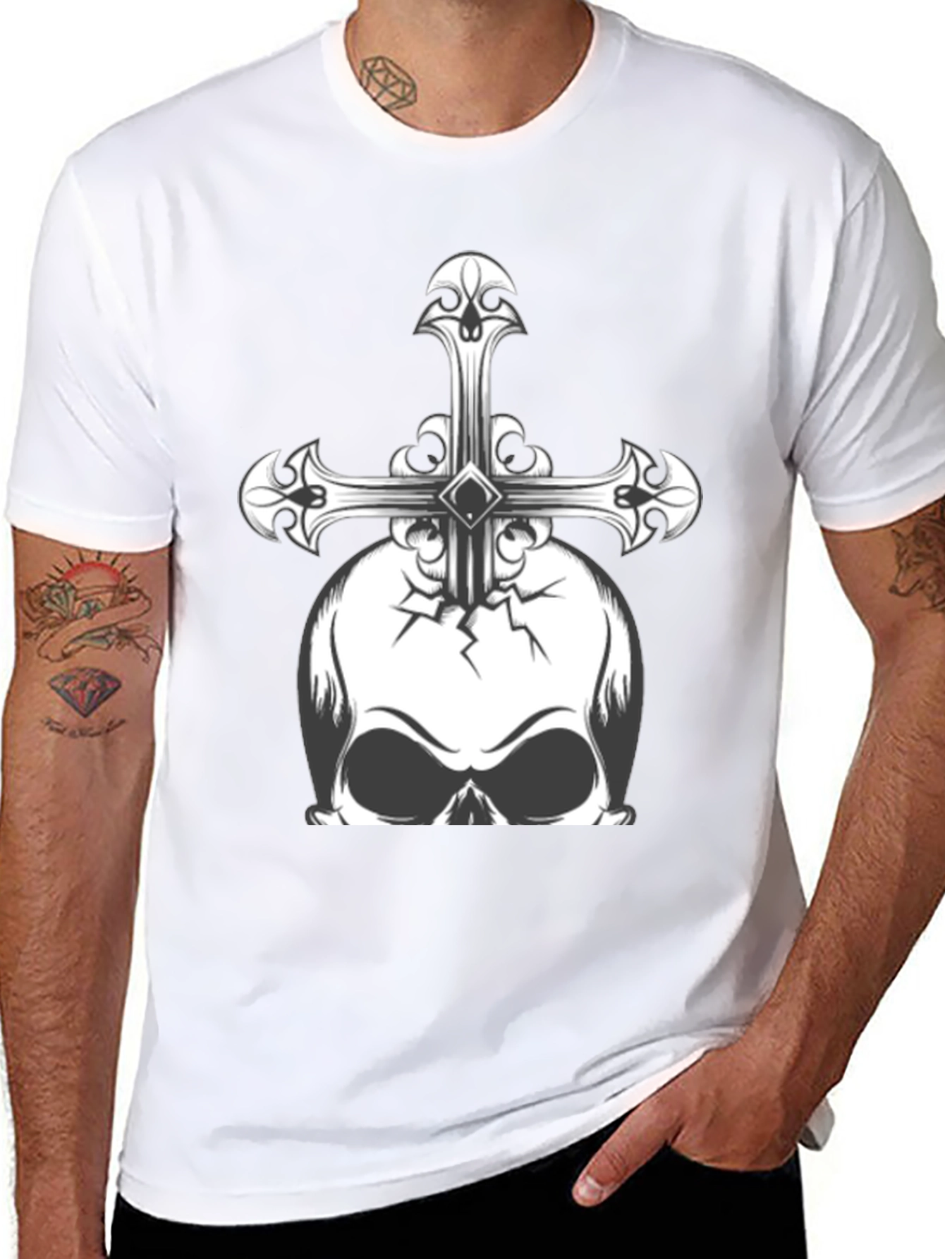 Camiseta Negra con Calavera y Cruz Gótica