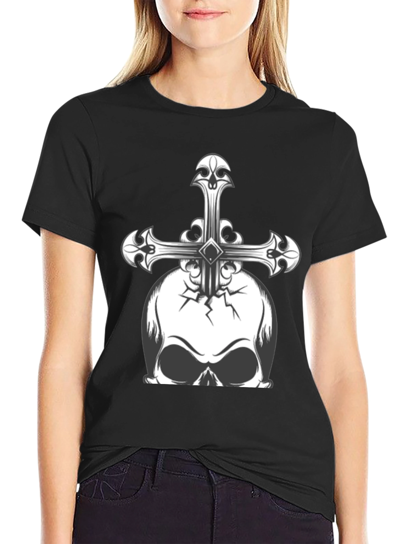 Camiseta Negra con Calavera y Cruz Gótica