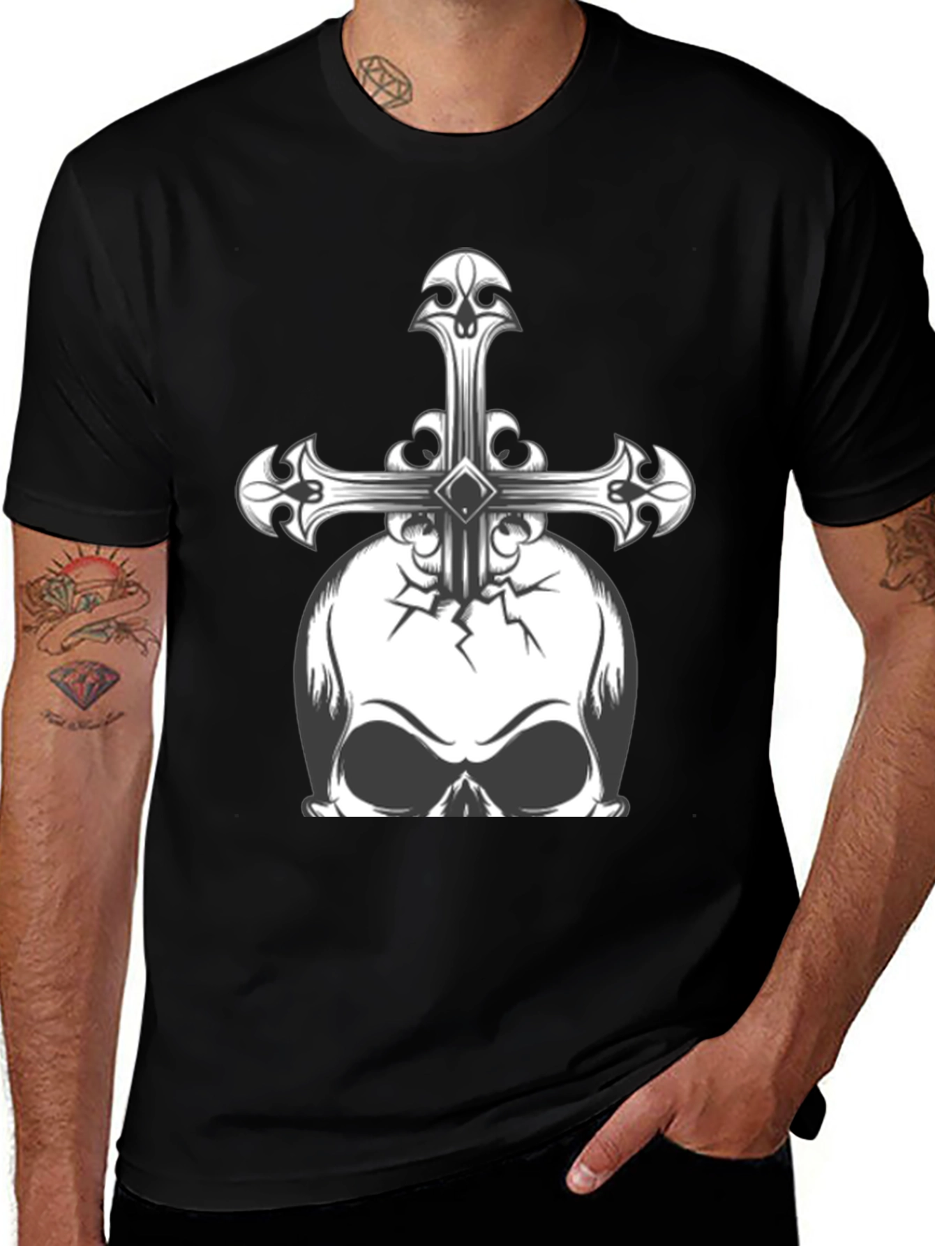 Camiseta Negra con Calavera y Cruz Gótica