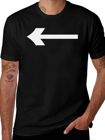Camiseta Negra con Flecha Blanca Señalando a la Izquierda
