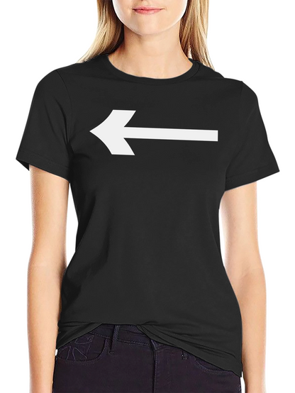 Camiseta Negra con Flecha Blanca Señalando a la Izquierda