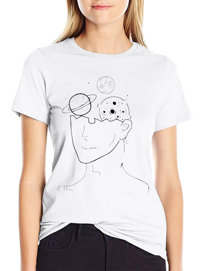 Camiseta Negra con Diseño Abstracto Espacial