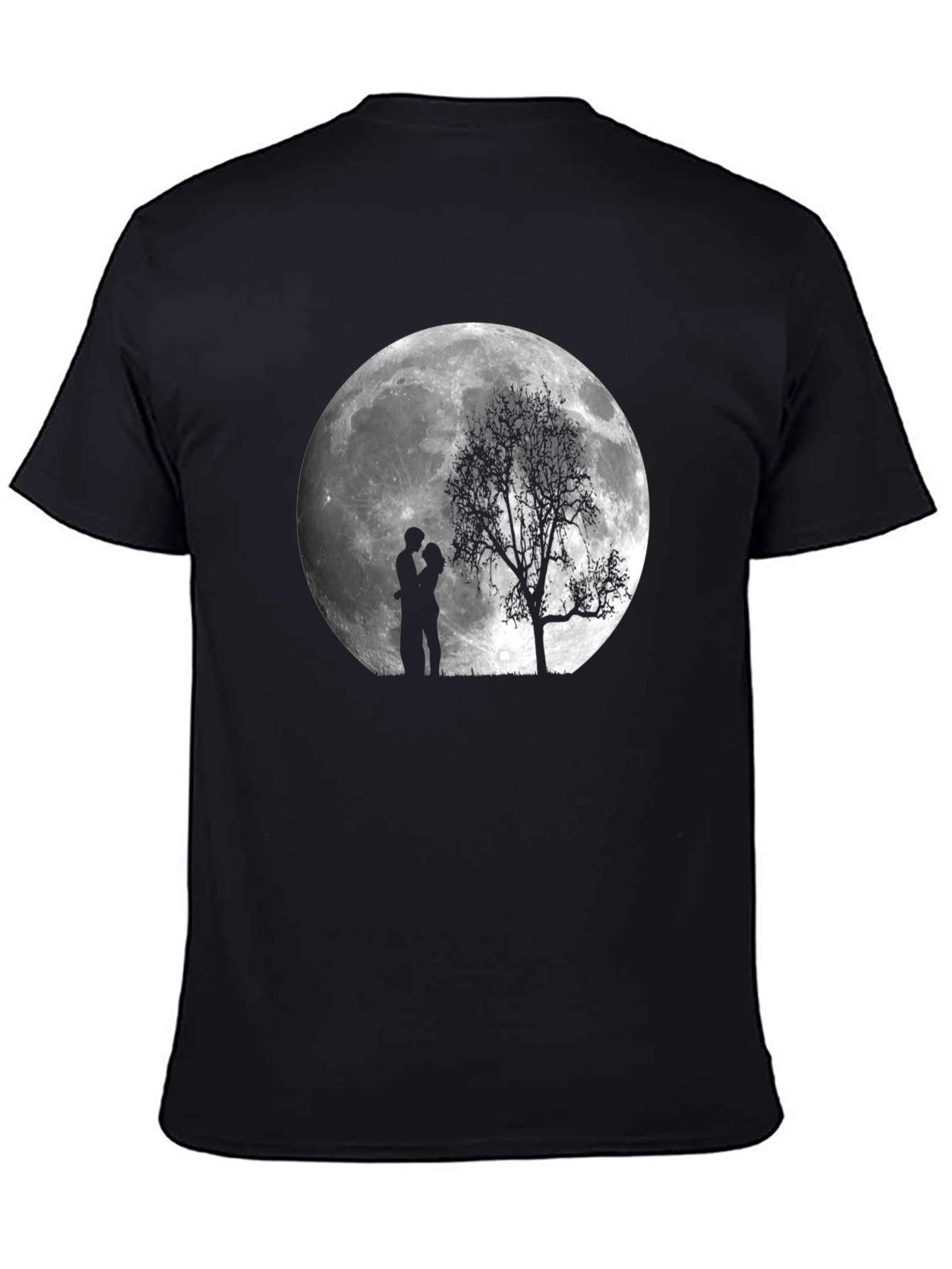 Camiseta Negra Romántica: Luna Pareja y Árbol