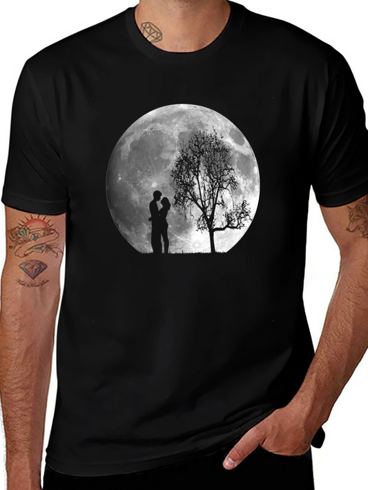 Camiseta Negra Romántica: Luna Pareja y Árbol