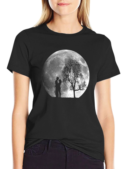 Camiseta Negra Romántica: Luna Pareja y Árbol