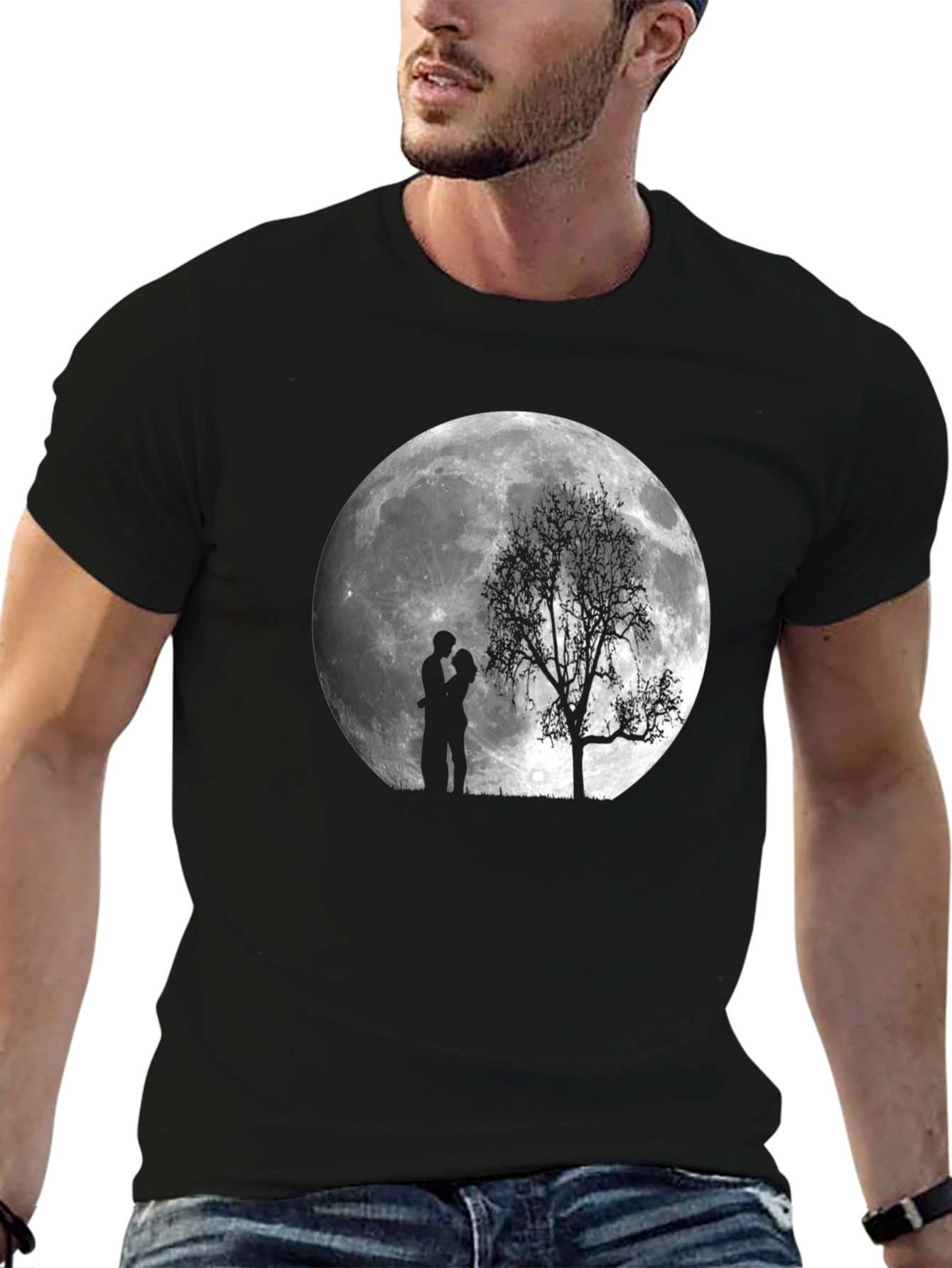 Camiseta Negra Romántica: Luna Pareja y Árbol