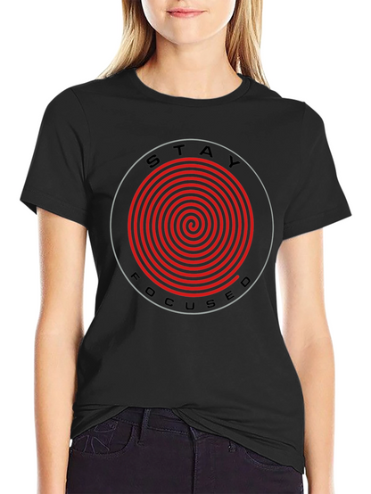 Camiseta Negra Stay Focused con Espiral Roja