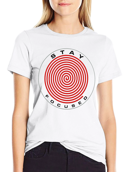 Camiseta Negra Stay Focused con Espiral Roja