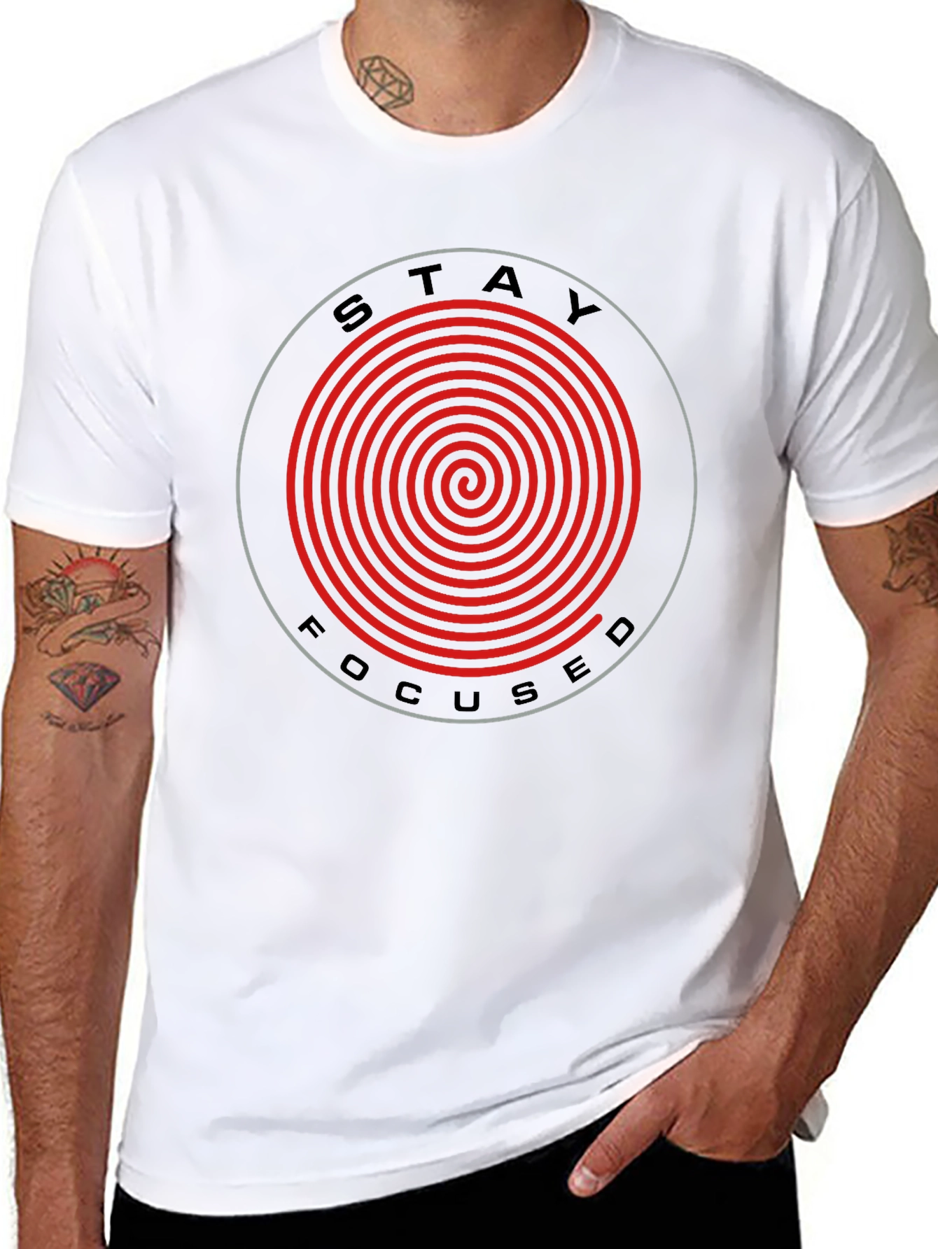 Camiseta Negra Stay Focused con Espiral Roja