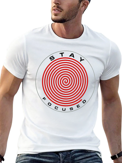 Camiseta Negra Stay Focused con Espiral Roja