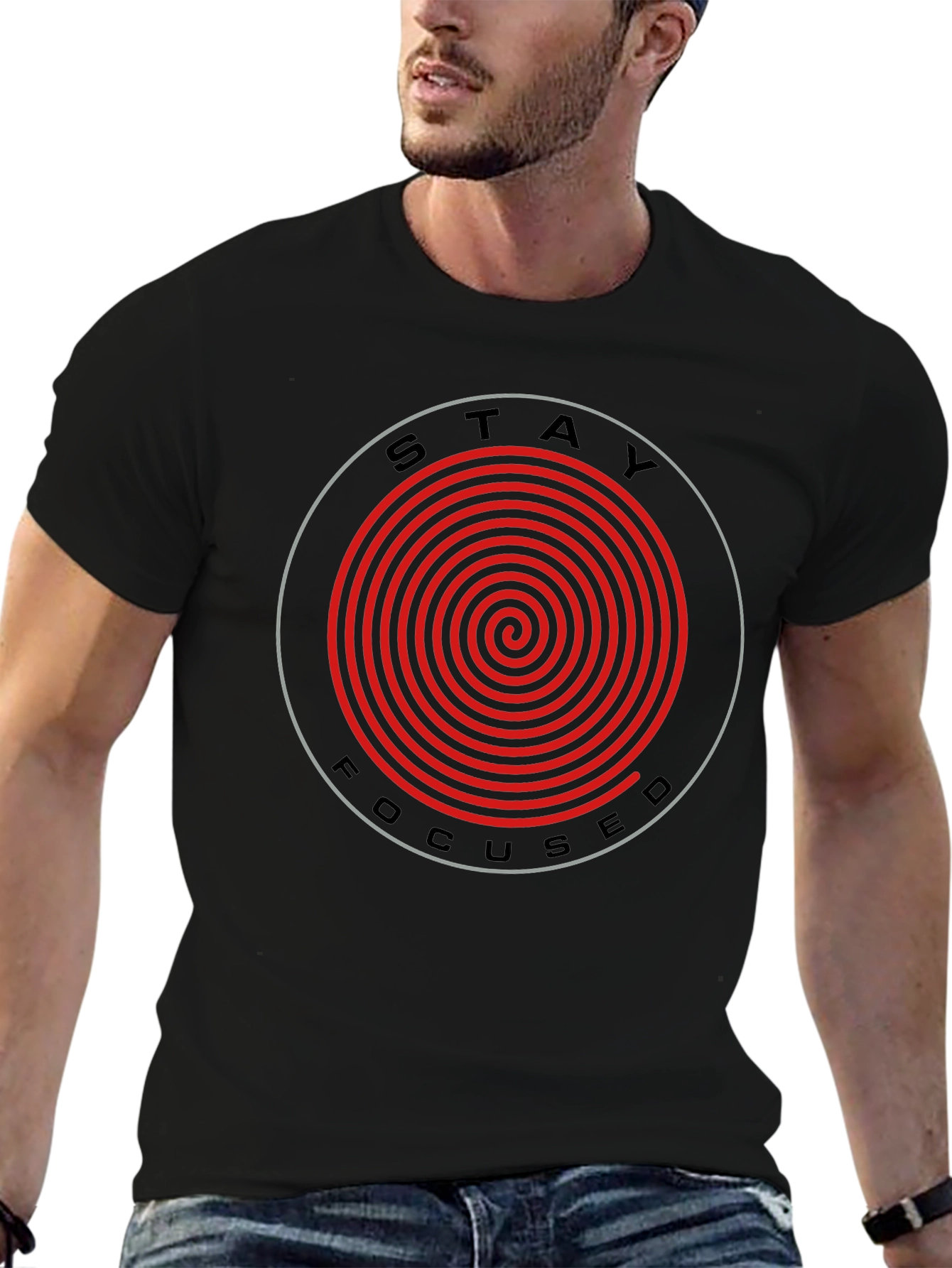 Camiseta Negra Stay Focused con Espiral Roja