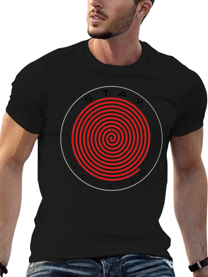 Camiseta Negra Stay Focused con Espiral Roja