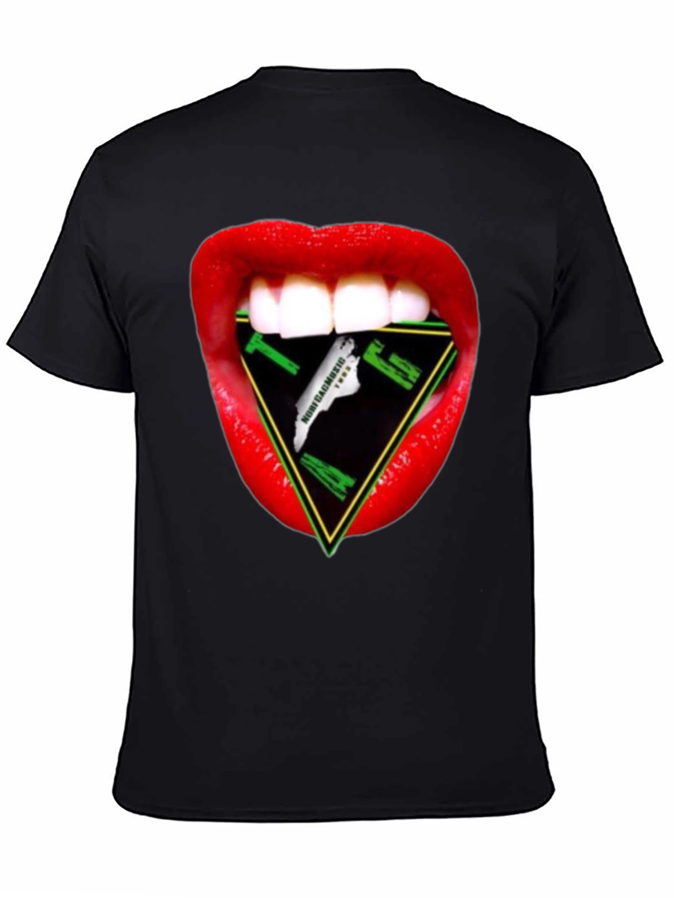 Camiseta Negra con Diseño de Boca y Triángulo Musical