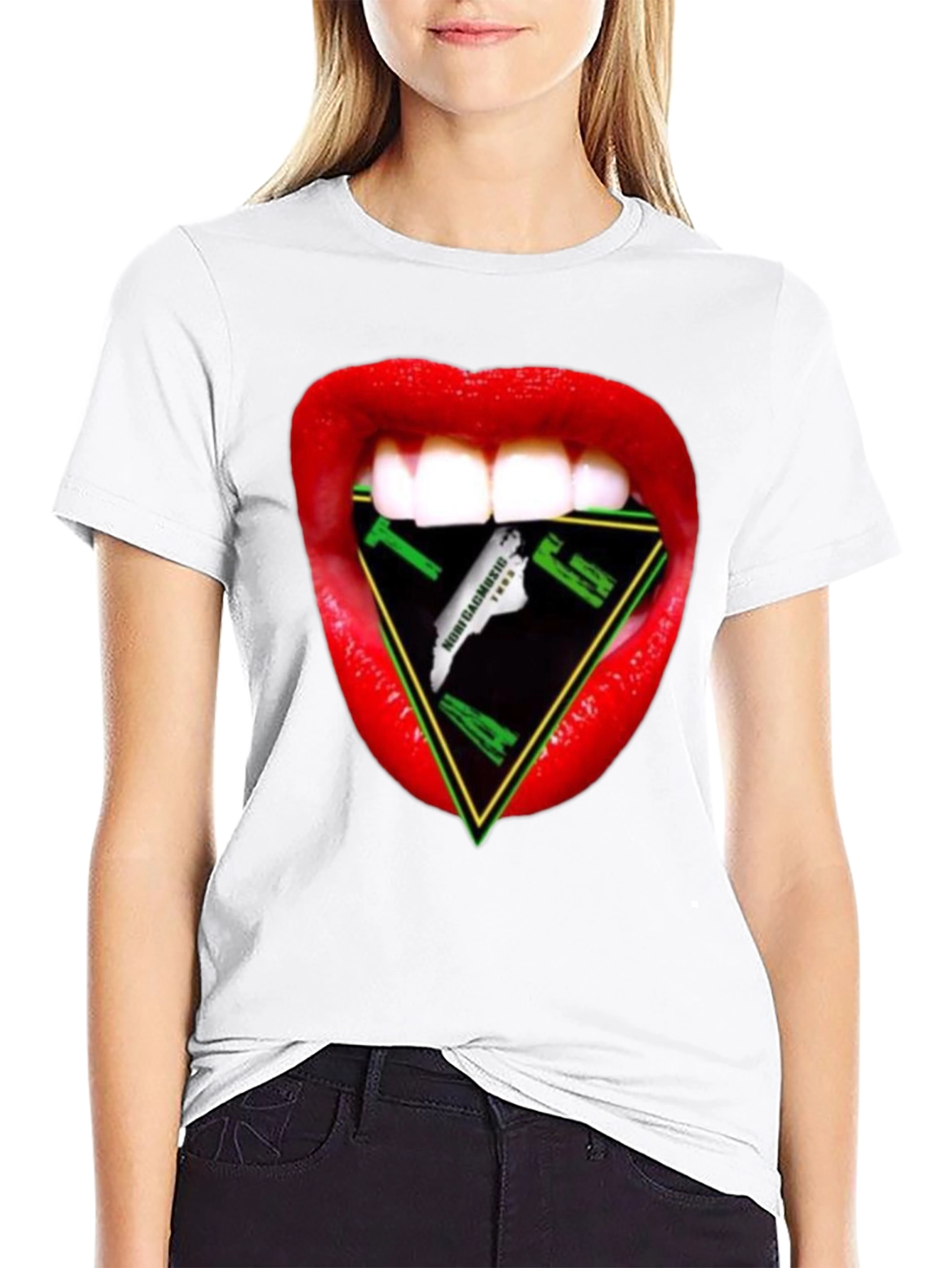 Camiseta Negra con Diseño de Boca y Triángulo Musical