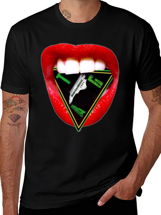 Camiseta Negra con Diseño de Boca y Triángulo Musical