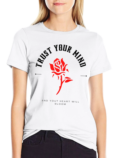 Camiseta Negra Confía en tu mente con Rosa Roja