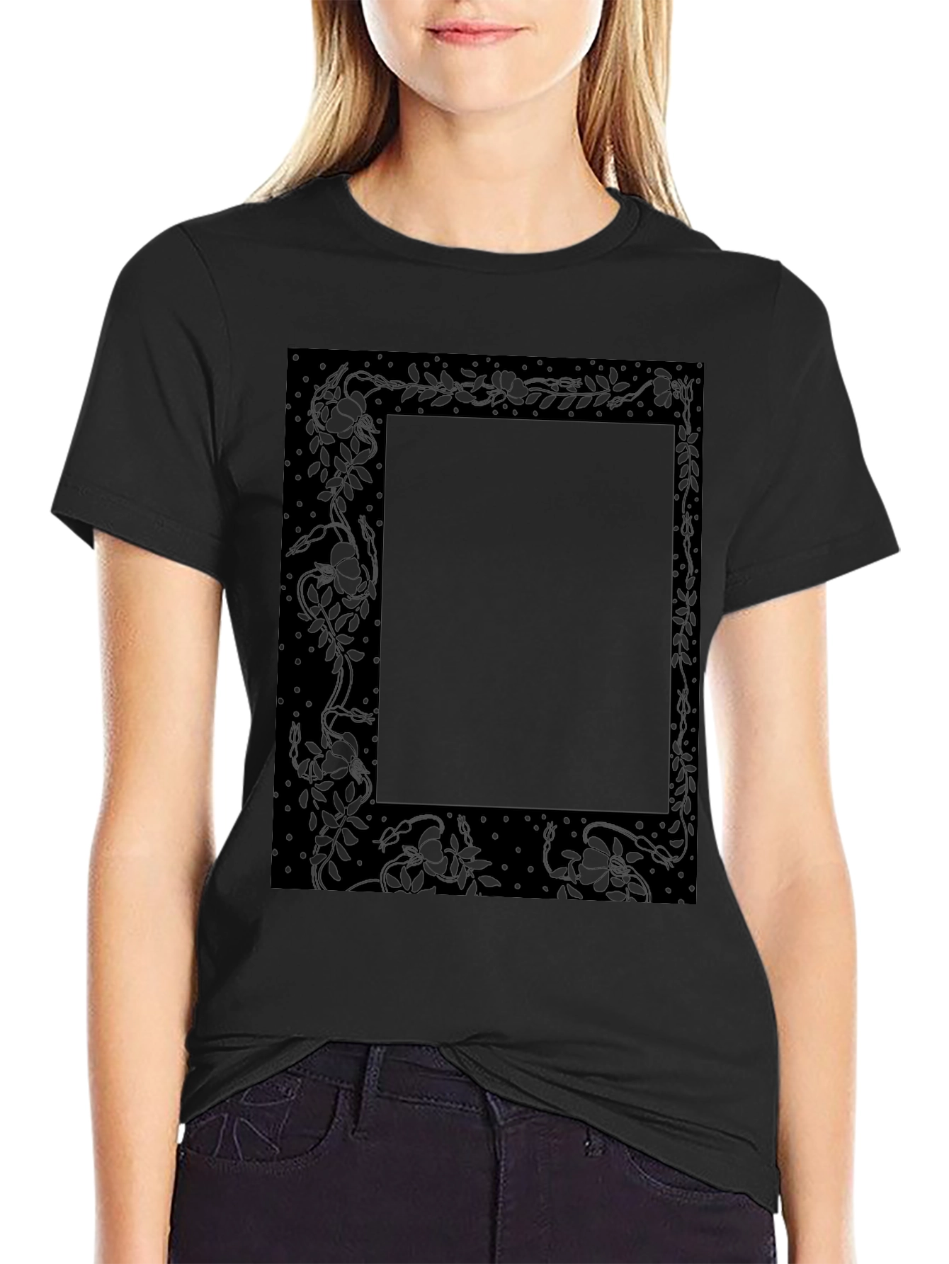 Camiseta Negra Estampada Floral Elegante