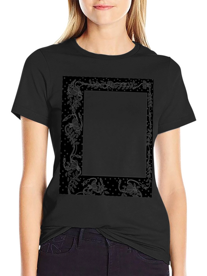 Camiseta Negra Estampada Floral Elegante