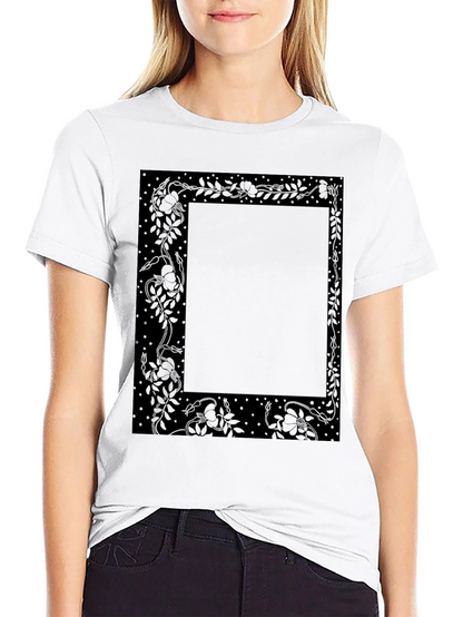 Camiseta Negra Estampada Floral Elegante